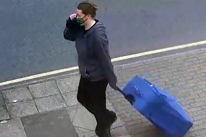 Φρίκη στο Λονδίνο: 38χρονη έκανε βόλτες με αποκεφαλισμένο πτώμα 70χρονης σε βαλίτσα