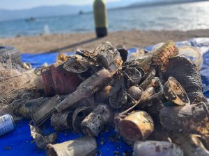 «Ψαριές» ρύπανσης σε δράσεις εθελοντικού καθαρισμού της θάλασσας