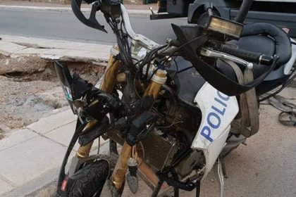 Μετωπική σύγκρουση ΙΧ με μοτοσικλετιστές της ΔΙΑΣ στα Λιόσια - Σε σοβαρή κατάσταση ο ένας