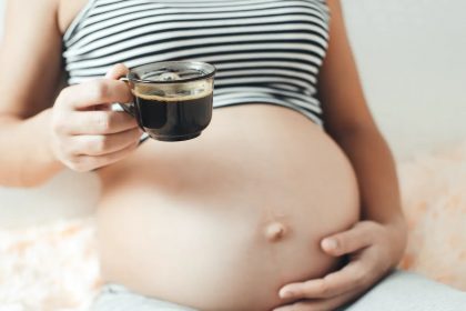 Ο καφές στην εγκυμοσύνη κάνει... κοντύτερο το παιδί
