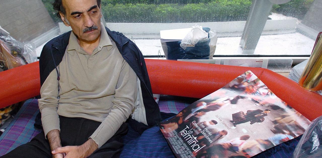 Πέθανε ο ιρανός που ενέπνευσε την ταινία “The terminal” στο αεροδρόμιο όπου έζησε 18 χρόνια