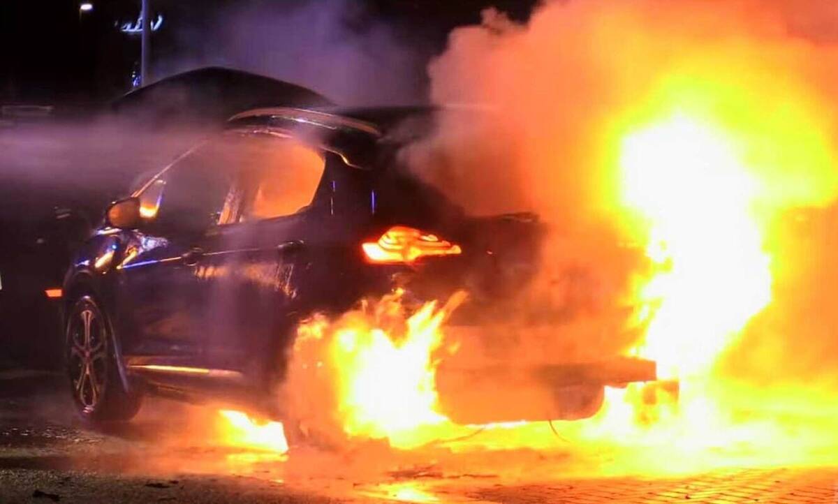 Φωτιά σε αυτοκίνητο επί της Λεωνίδα Στάμου στη Μαγούλα Αττικής