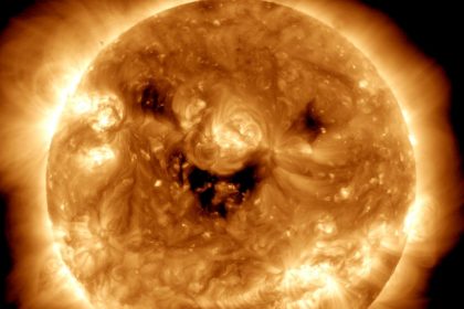 NASA: Δορυφόρος έπιασε τον Ήλιο να… “χαμογελάει” (φωτο)
