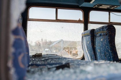 Απίστευτο περιστατικό στα Άνω Λιόσια - Ανήλικος πέταξε πέτρα σε λεωφορείο... για πλάκα!