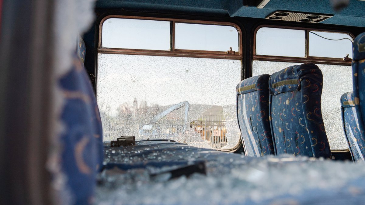 Απίστευτο περιστατικό στα Άνω Λιόσια - Ανήλικος πέταξε πέτρα σε λεωφορείο... για πλάκα!