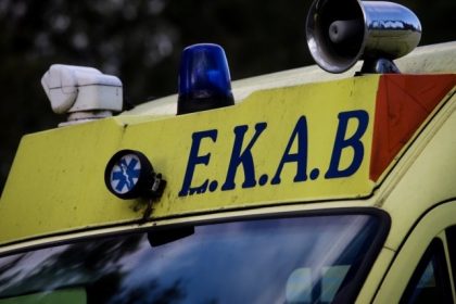 Τράκαραν στην Αθηνών - Κορίνθου και κατέληξε στο νοσοκομείο