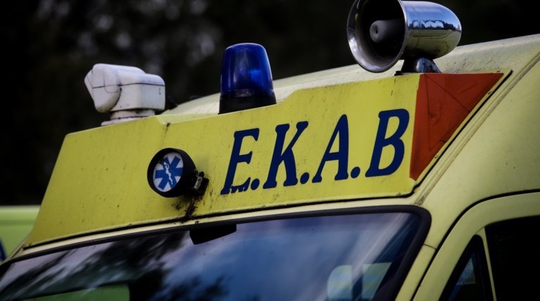 Τράκαραν στην Αθηνών - Κορίνθου και κατέληξε στο νοσοκομείο