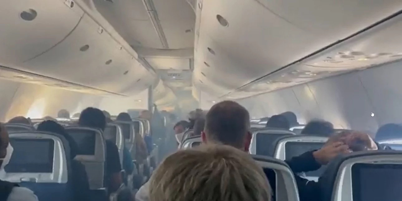 Τρόμος σε πτήση προς Λος Άντζελες: Καπνοί σε πιλοτήριο και καμπίνα, επιβάτες κλαίνε και ουρλιάζουν [Βίντεο]