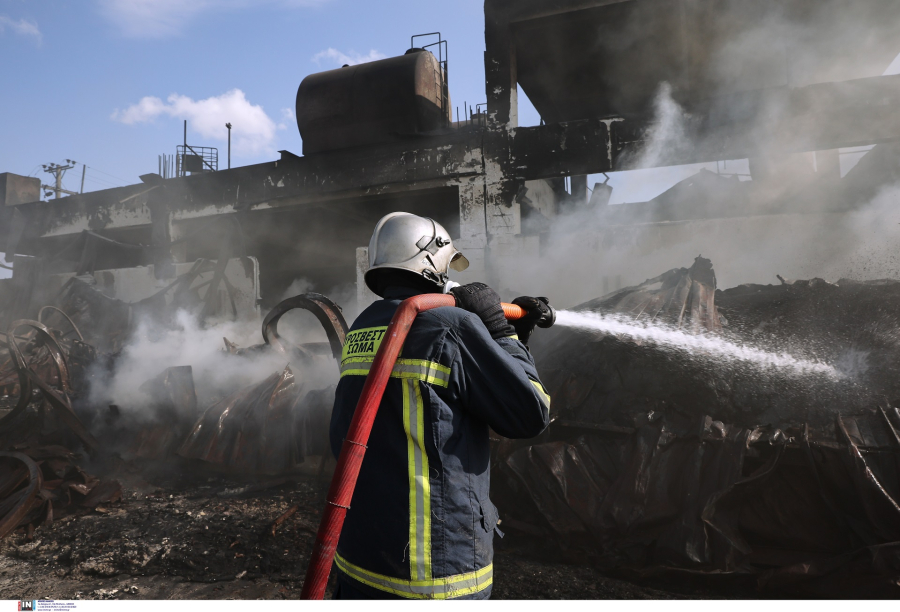 Ασπρόπυργος: Φόβοι για τοξικά αέρια μετά τη φωτιά στην Polyeco - «Μάσκες και 24 ώρες στο σπίτι»