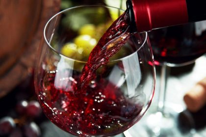 Αυξημένη η κατανάλωση κρασιού στην Ελλάδα, πόσο κρασί πίνουμε ανά κάτοικο
