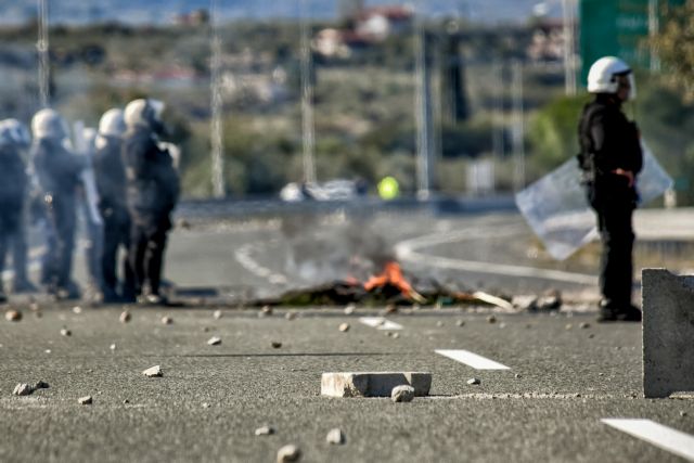 ΕΚΤΑΚΤΟ: Ρομά έκλεισαν την Αθηνών Κορίνθου και τη Λεωφόρο ΝΑΤΟ