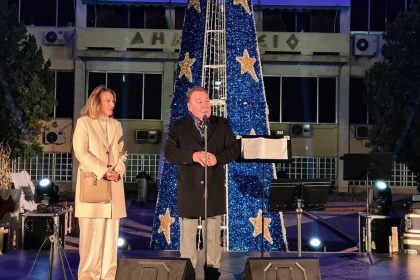 Χριστουγεννιάτικο φως σε όλο τον Ασπρόπυργο: ο Δήμος άναψε το Δέντρο της πόλης