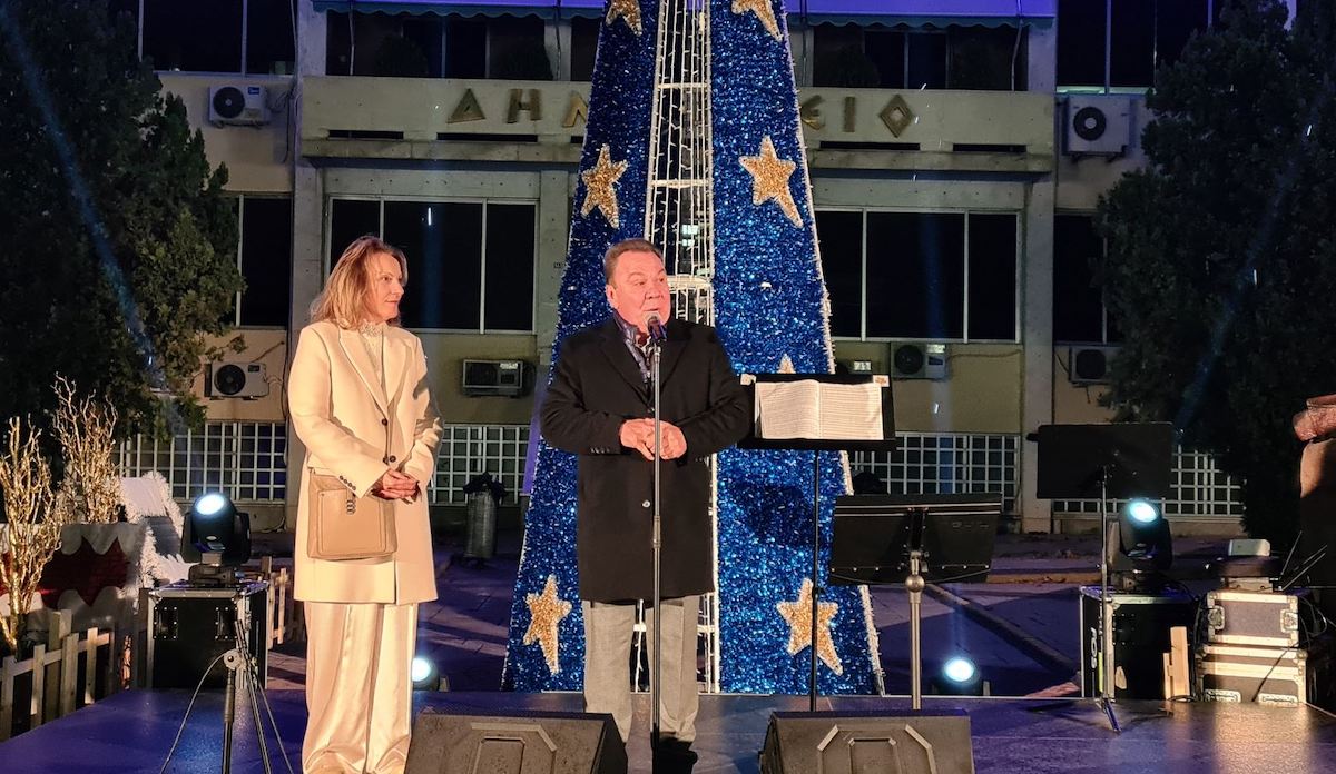 Χριστουγεννιάτικο φως σε όλο τον Ασπρόπυργο: ο Δήμος άναψε το Δέντρο της πόλης