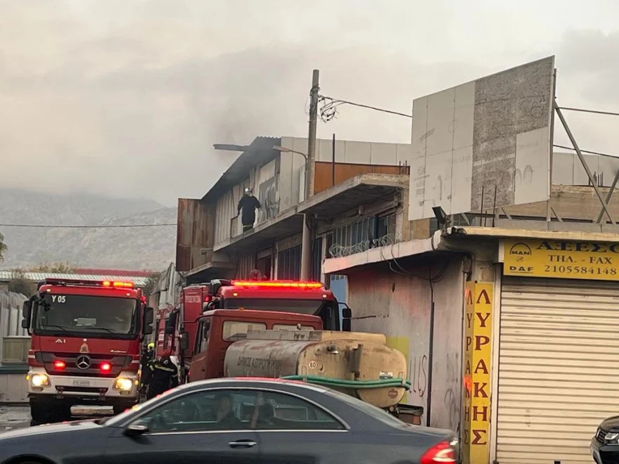 Φωτιά σε εργοστάσιο με πολυεστερικά στον Ασπρόπυργο - ενεργοποιήθηκε το 112