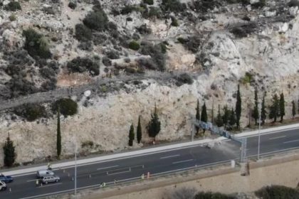 Με αλπινιστές και drone οι εργασίες αποκατάστασης στην Αθηνών Κορίνθου