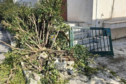 Ασπρόπυργος: Αυτοκίνητο «καρφώθηκε» σε σπίτι στην οδό Θρασυβούλου