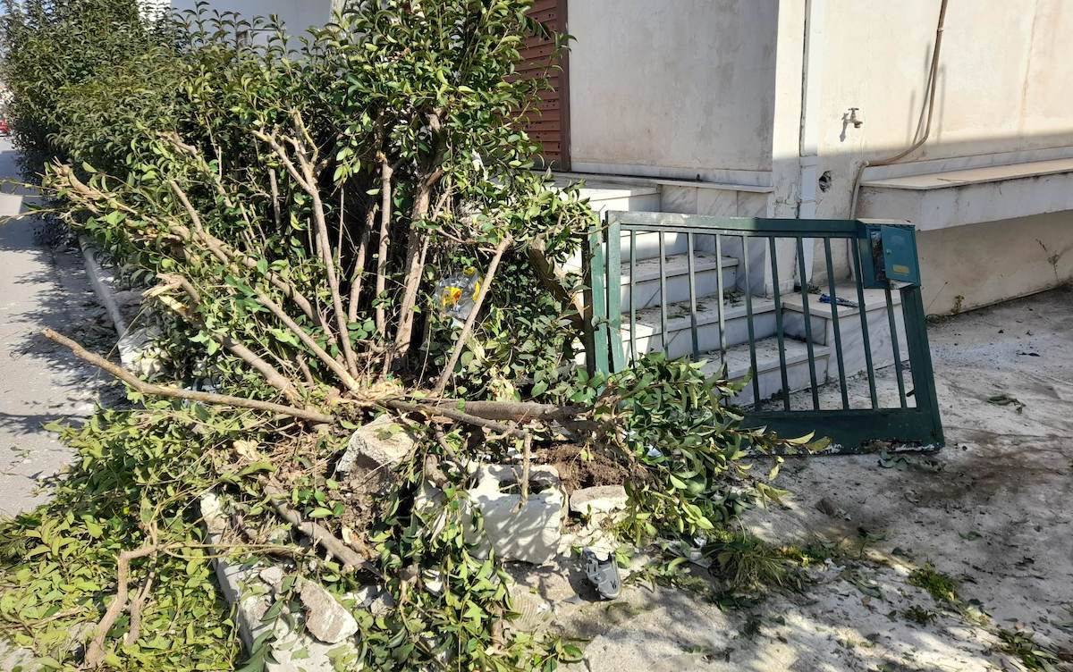 Ασπρόπυργος: Αυτοκίνητο «καρφώθηκε» σε σπίτι στην οδό Θρασυβούλου