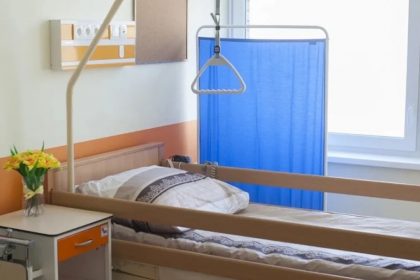 Φρίκη σε γηροκομείο στον Κορυδαλλό: Τους έδεναν στα καλοριφέρ και στα κρεβάτια