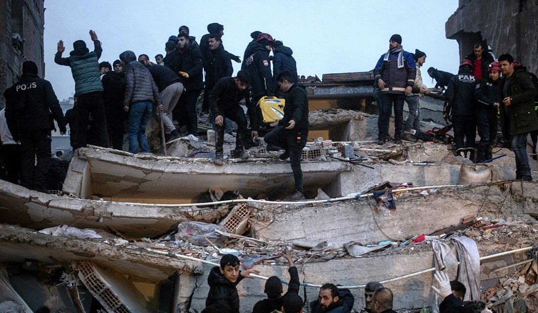 Σεισμός στην Τουρκία: Έφτασαν τους 2.300 οι νεκροί από τα 7,8 Ρίχτερ