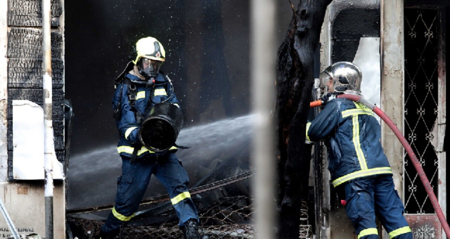 Παρολίγον πολύνεκρη τραγωδία στα Μέγαρα – Ένας νεκρός μετά από φωτιά σε παλιό κτήριο