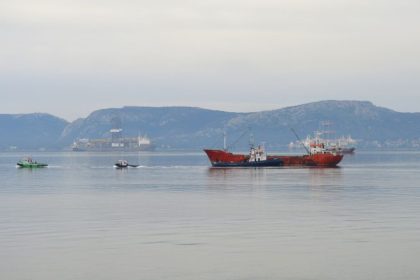 Ελευσίνα: Απομακρύνθηκε το 17ο επικίνδυνο πλοίο από τη θαλάσσια ζώνη