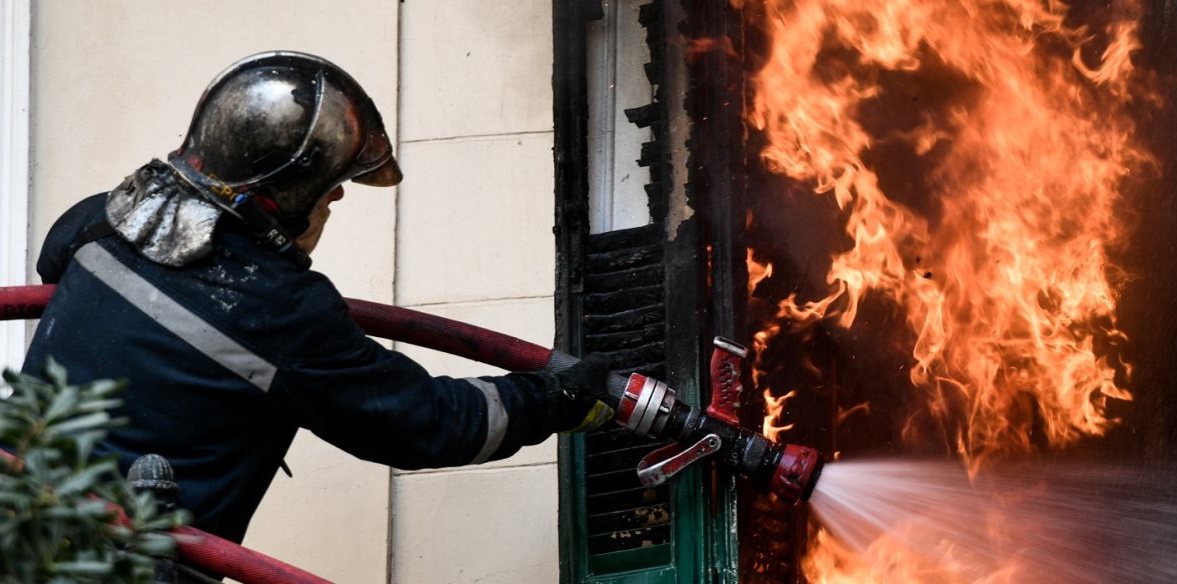 Χαϊδάρι: Φωτιά ξέσπασε σε διαμέρισμα - Μία γυναίκα με ελαφρά εγκαύματα