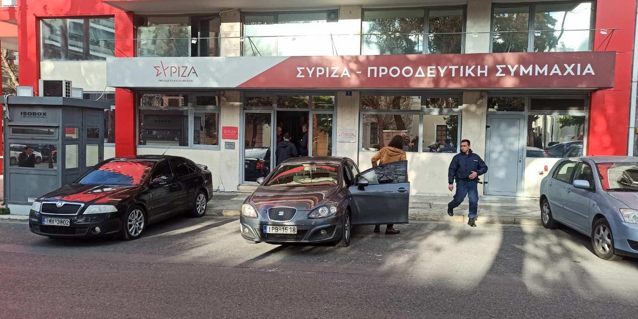 Επίθεση με πέτρες στα γραφεία του ΣΥΡΙΖΑ - Ζημιές και στο τζιπ του Αλέξη Τσίπρα
