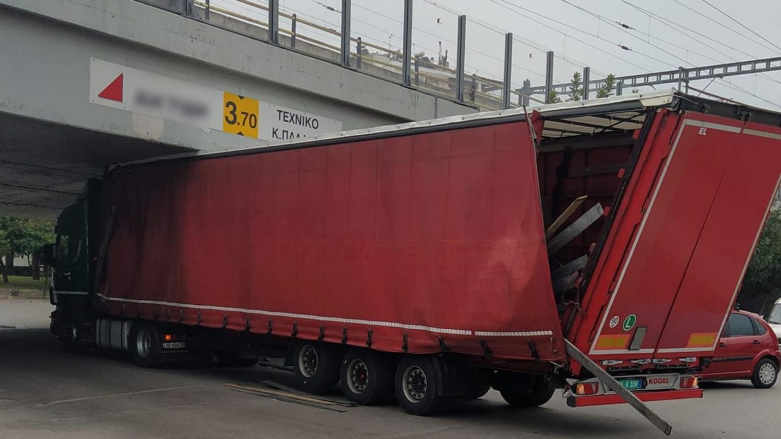 Φορτηγό κόλλησε σε γέφυρα στις Αχαρνές