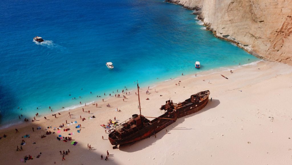 «Ναυάγησαν» οι επισκέψεις στην πιο διάσημη παραλία της Ελλάδας
