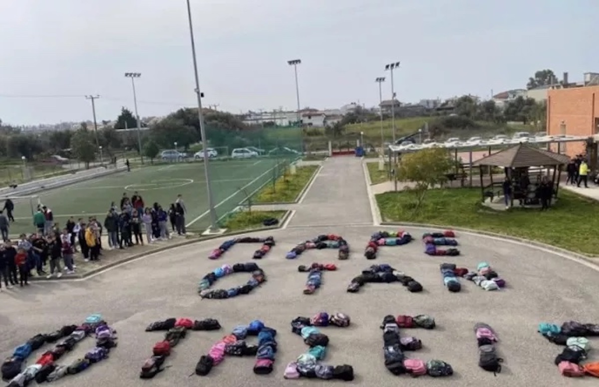 «Πάρε με όταν φτάσεις»: Μαθητές σχολείων στέλνουν μήνυμα για τα θύματα των Τεμπών