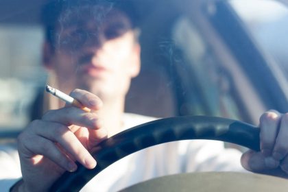 Τσουχτερά πρόστιμα για όσους καπνίζουν μέσα στο αυτοκίνητο
