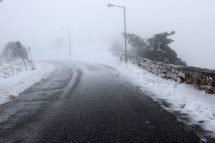 «Τρελάθηκε» ο καιρός: Χιόνισε στην Πάρνηθα
