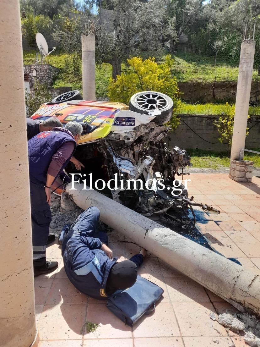 Σοκ σε αγώνα ράλι: Αγωνιστικό αυτοκίνητο «προσγειώθηκε» σε αυλή σπιτιού [ΦΩΤΟ]
