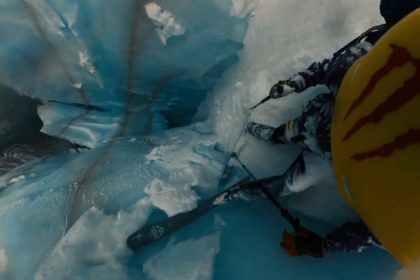 Βίντεο που κόβει την ανάσα με σκιέρ που πέφτει σε χαράδρα στις Άλπεις