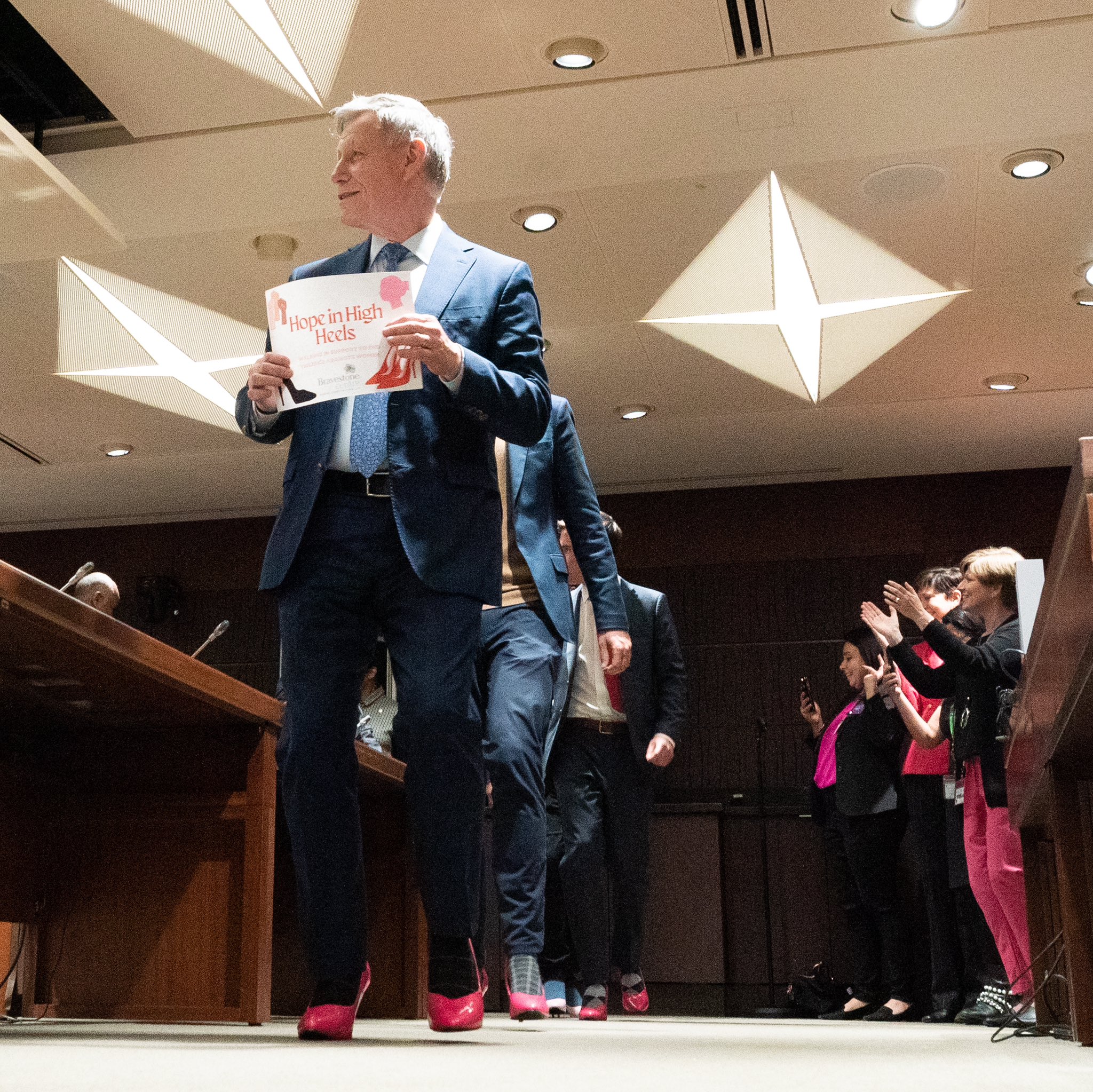 Πολιτικοί στον Καναδά φόρεσαν ροζ ψηλοτάκουνα μέσα στο Κοινοβούλιο