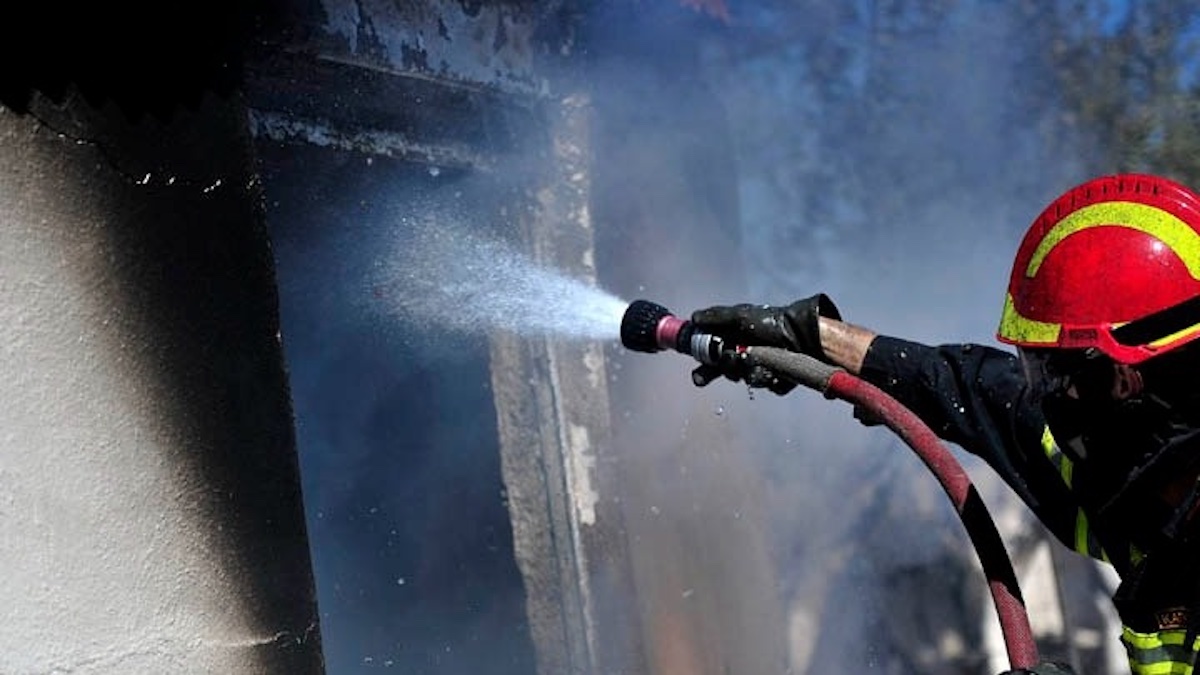 Φωτιά σε κατακλυσμό Ρομά στον Ασπρόπυργο - Εντοπίστηκε μια σορός