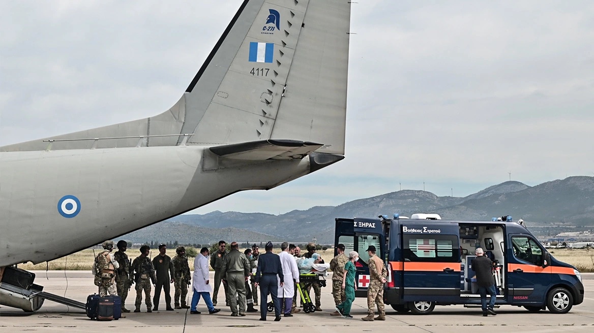 Έφτασαν στην Ελευσίνα οι εγκλωβισμένοι Έλληνες από το Σουδάν