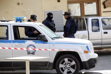 7 συλλήψεις για ναρκωτικά και όπλα μετά από νέα «σκούπα» της αστυνομίας στη Δυτική Αττική