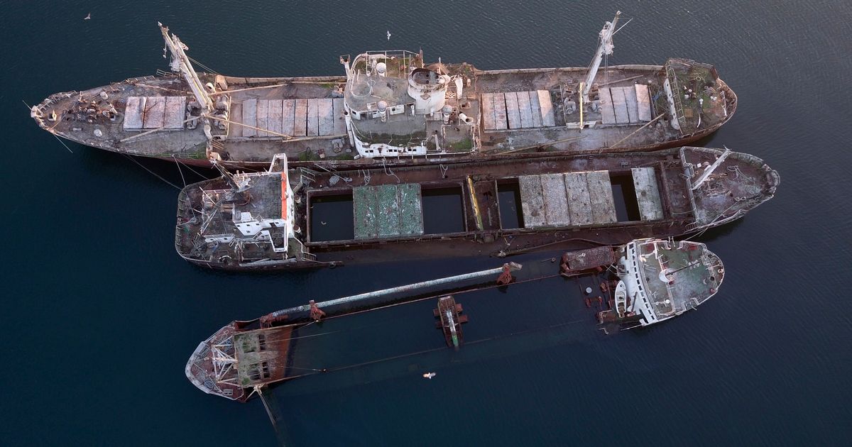 Ξεκινάει η επιχείρηση «εκκαθάρισης» του κόλπου της Ελευσίνας από 30 ναυαγισμένα πλοία