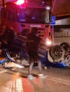 Σοβαρό τροχαίο στις Αχαρνές με έναν τραυματία - Αναποδογύρισε όχημα στην άσφαλτο [ΦΩΤΟ]