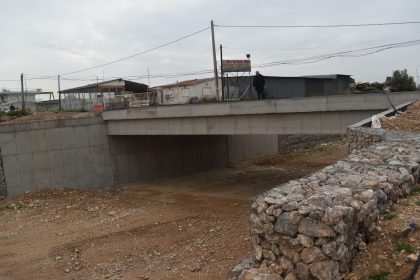 Μέγαρα: Παραδίδεται στην κυκλοφορία η γέφυρα παραπλεύρως του παραλιακού δρόμου της Βαρέας