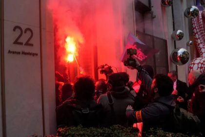 Παρίσι: Διαδηλωτές εισέβαλαν στα κεντρικά της Louis Vuitton