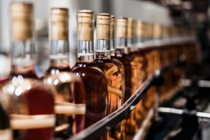 «Λαβράκι» του ΣΔΟΕ: Κατασχέθηκαν 145.000 μπουκάλια με ποτά - μπόμπες σε κοντέινερ