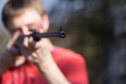 13χρονος έκανε τον «Ράμπο» με αληθινά όπλα – Οι γονείς του δεν ήξεραν τι συνέβαινε σπίτι τους