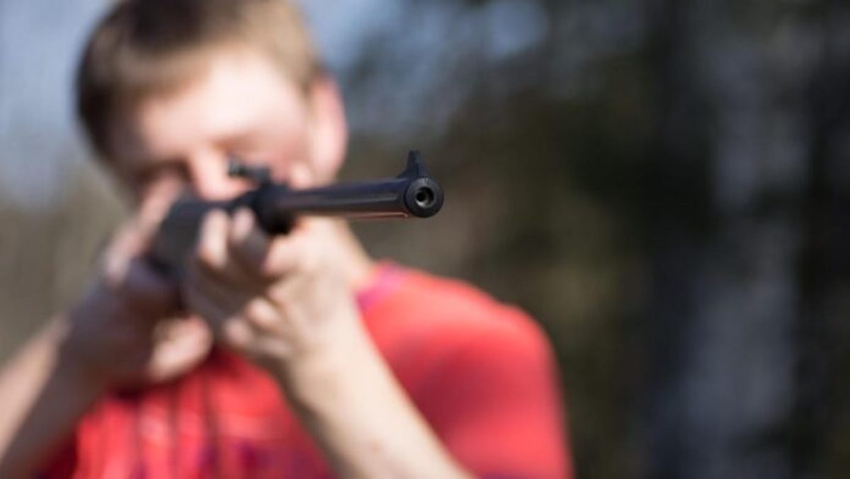 13χρονος έκανε τον «Ράμπο» με αληθινά όπλα – Οι γονείς του δεν ήξεραν τι συνέβαινε σπίτι τους