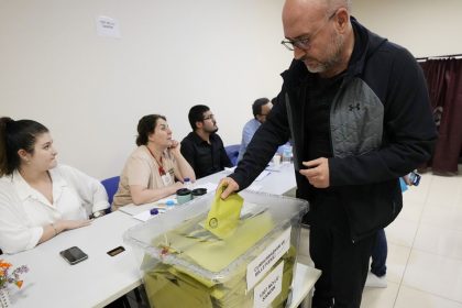 «Θρίλερ» στην Τουρκία: Στο 50,3% ο Ερντογάν με καταμετρημένο το 83% των ψήφων