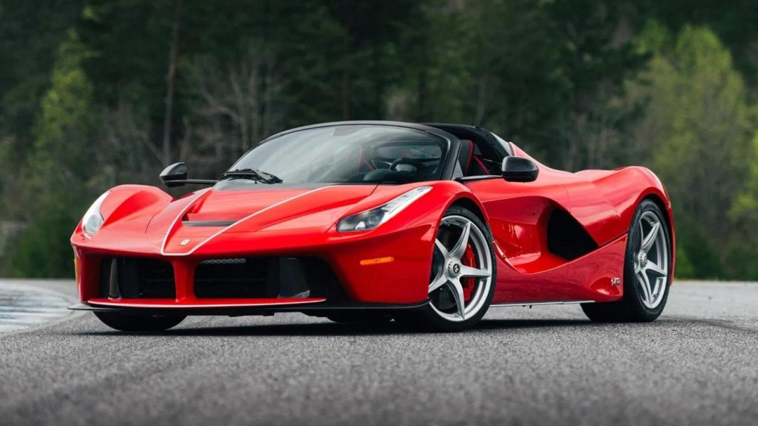 Η Ferrari κρατά στη ζωή τους κινητήρες βενζίνης