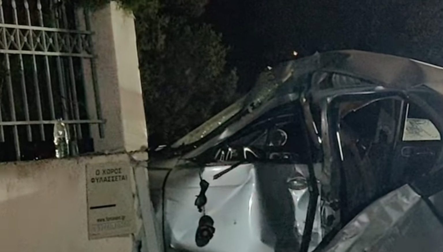 Aυτοκίνητο καρφώθηκε σε μάντρα στην Κόρινθο - Τρεις τραυματίες (ΒΙΝΤΕΟ)