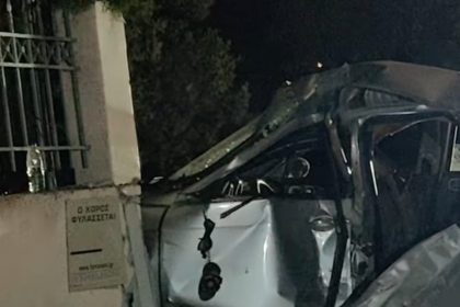 Aυτοκίνητο καρφώθηκε σε μάντρα στην Κόρινθο - Τρεις τραυματίες (ΒΙΝΤΕΟ)