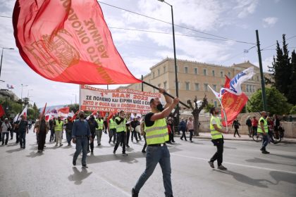 Πλήθος κόσμου στις συγκεντρώσεις για την Πρωτομαγιά στο κέντρο της Αθήνας